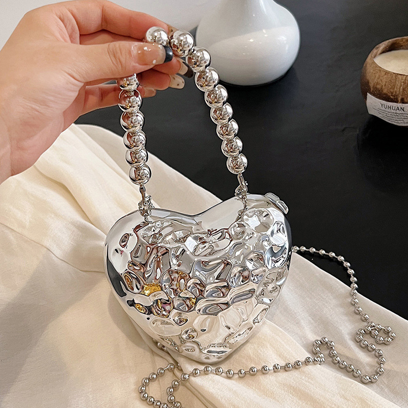 Mini Umhängetasche für Damen ⎜ Schicke Herzform-Tasche aus Metall mit Kettenriemen in Silber und Gold