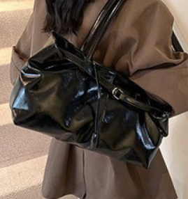 Schultertasche für Damen ⎜ Elegante Handtasche aus Leder mit Gürtel-Design für Herbst und Winter