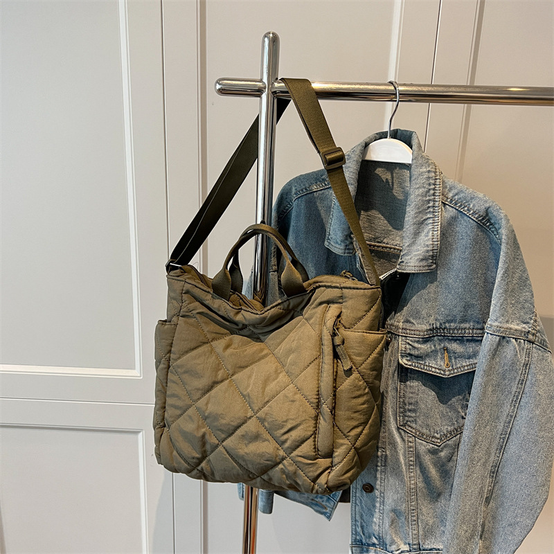 Damen Umhängetasche ⎜ Gestepptes Design mit Tragegriff für Alltag, Büro und Freizeit
