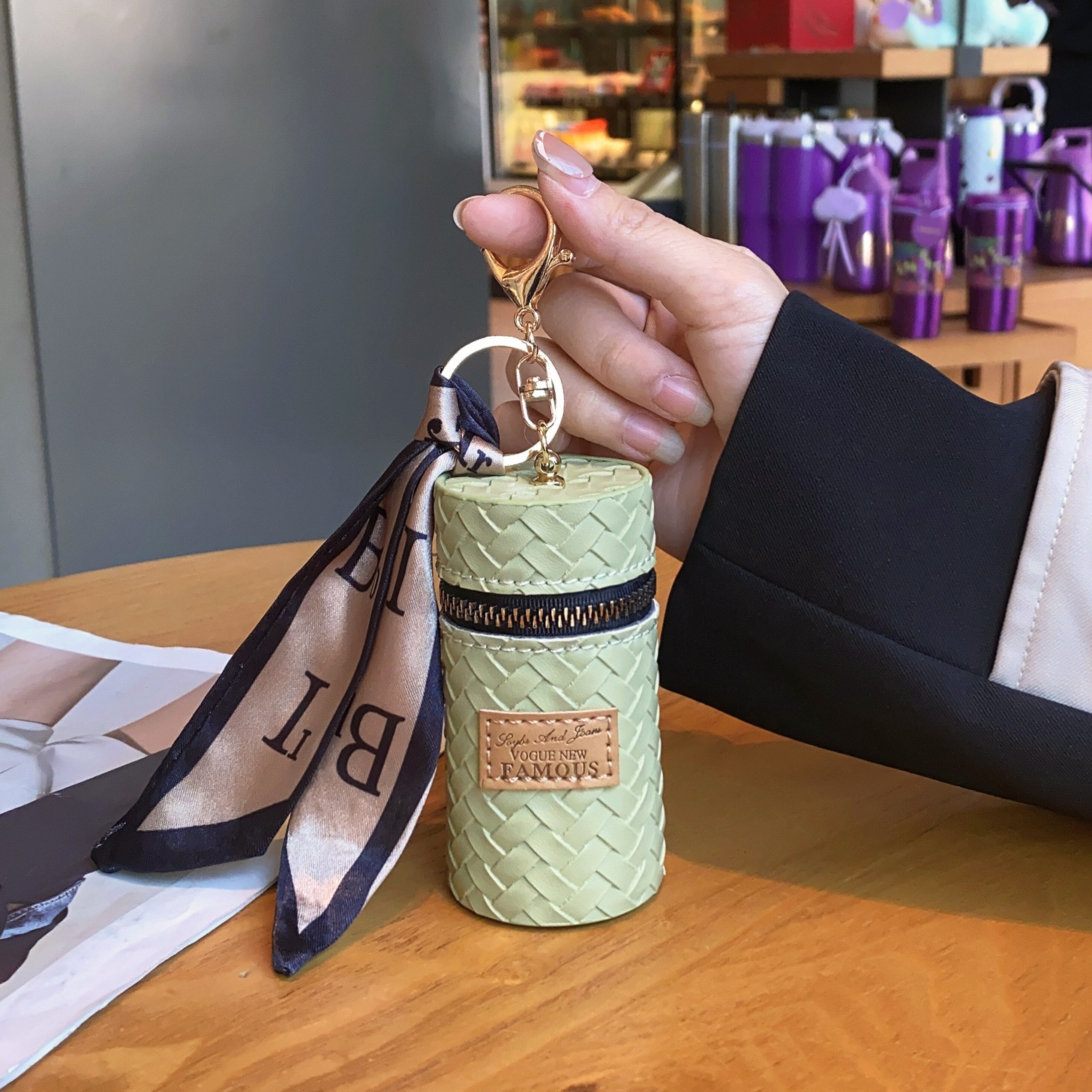 Mini Kosmetiktasche mit Anhänger ⎜ Stilvolle Zylindertasche für Münzen, Lippenstift und Kleinigkeiten unterwegs