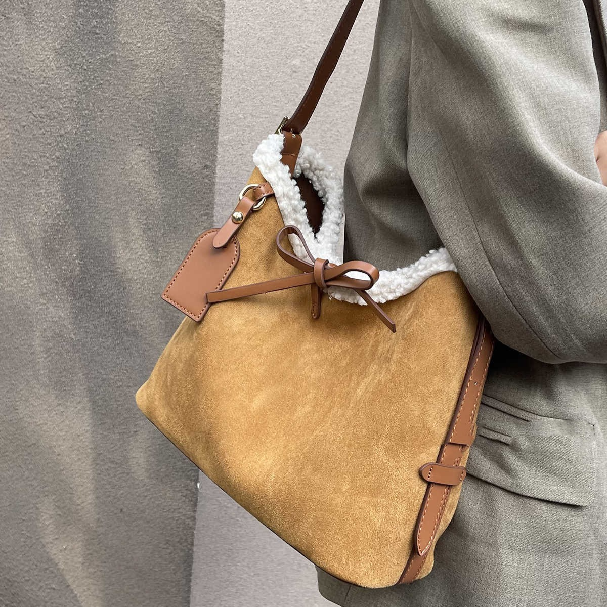 Umhängetasche für Damen ⎜ Große Retro-Schultertasche aus Wildlederimitat mit Teddyfutter für den Alltag