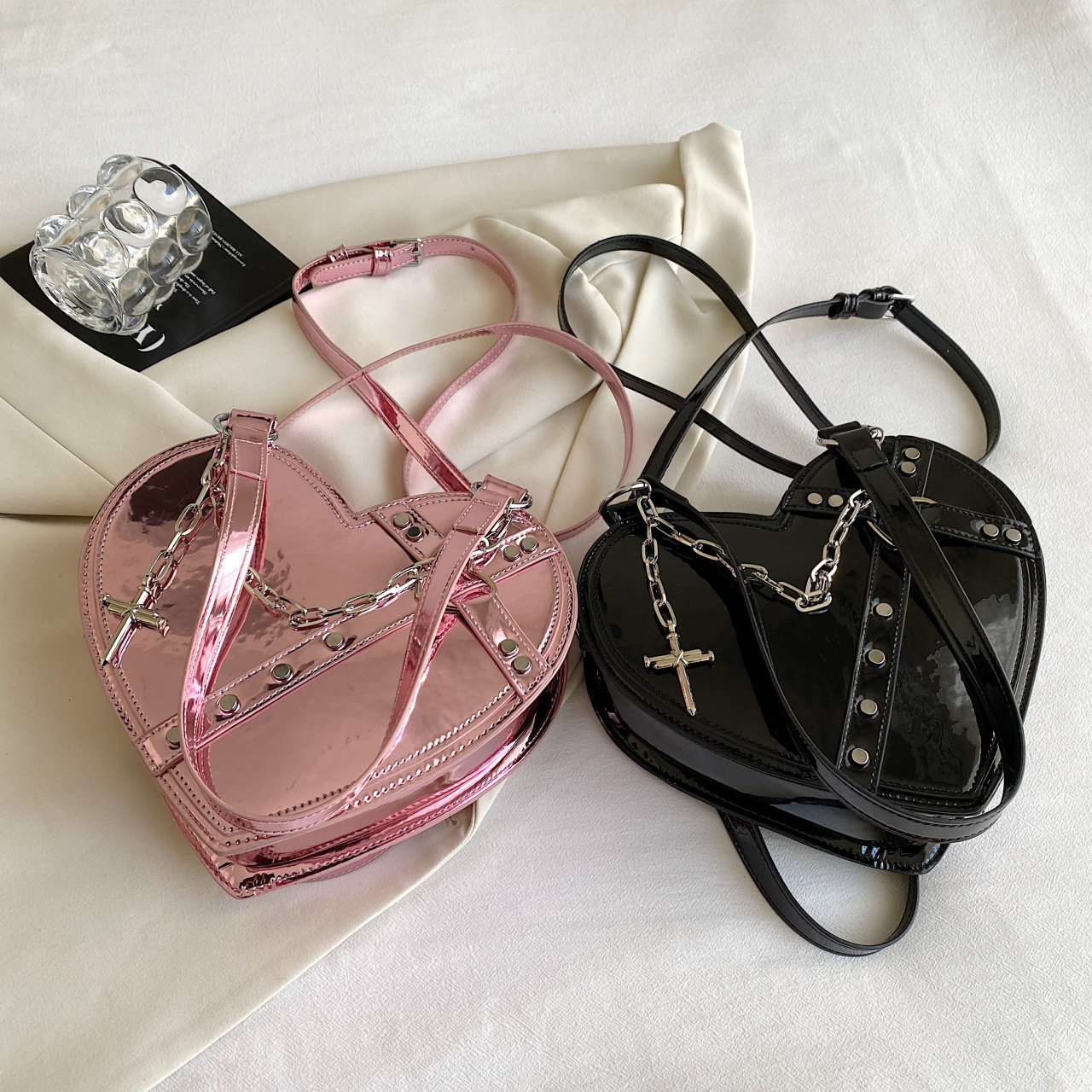 Herzförmige Umhängetasche für Damen ⎜ Glänzende Tasche mit Kette für Alltag und Anlass