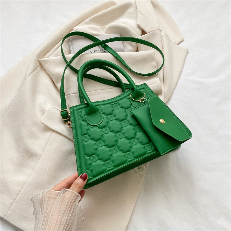 Kleine Umhängetasche für Damen ⎜ Modische Handtasche im quadratischen Design mit praktischer Vorder-Tasche