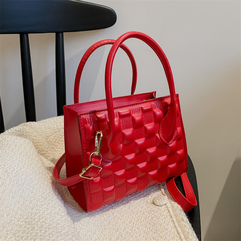 Kleine Umhängetasche für Damen ⎜ Elegante Retro-Tasche im modernen Korbmuster aus Kunstleder