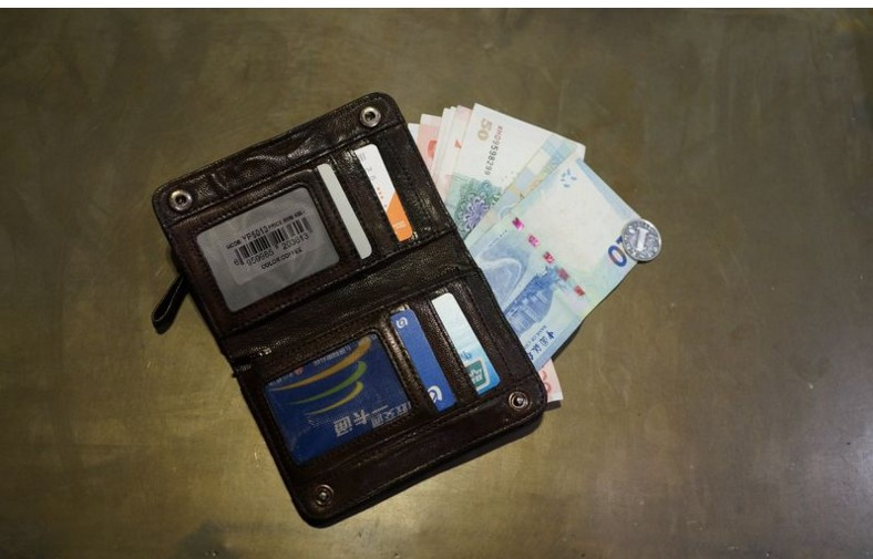 Herren Leder Geldbörse ⎜ Kompaktes Portemonnaie mit Druckknopf, Kartenfächern und Ausweisfenster