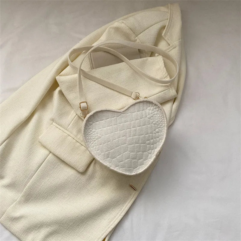Umhängetasche für Damen ⎜ Gepolsterte Schultertasche in Herzform mit Reißverschluss für Alltag und Freizeit