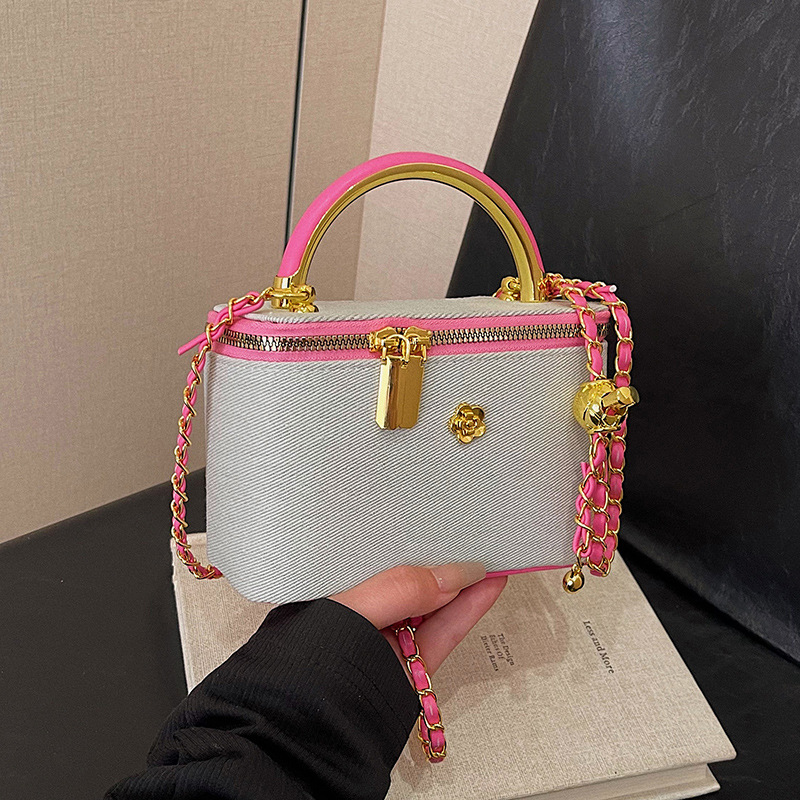 Modische Umhängetasche für Damen ⎜ Kompakte Tasche mit auffälligem Farbkontrast und Goldakzenten