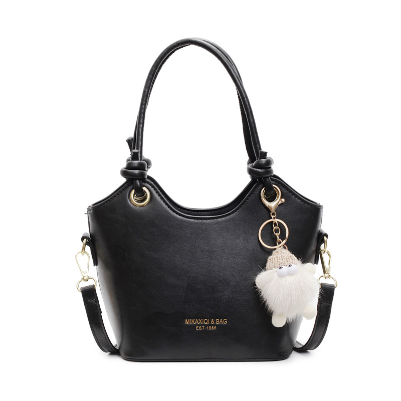 Damen Umhängetasche ⎜ Kompakte PU-Schultertasche mit Reißverschluss und süßem Anhänger für den Alltag