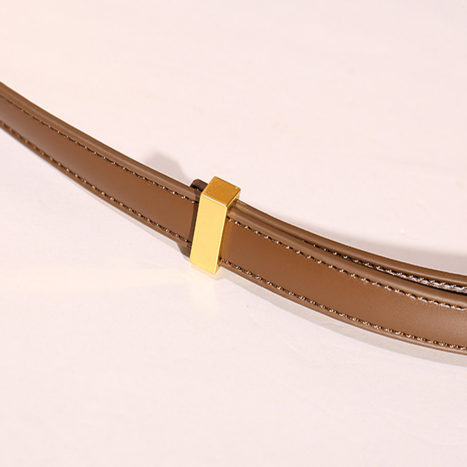 Retro Umhängetasche für Damen ⎜ Elegantes Design aus Leder mit goldener Schnalle und verstellbarem Träger