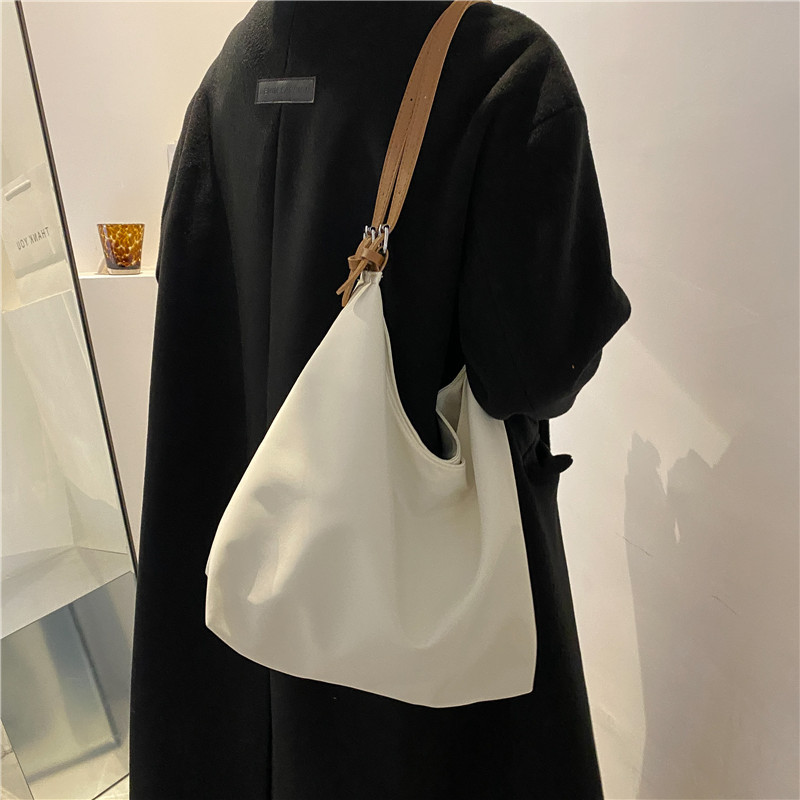 Schultertasche für Damen ⎜ Modernes Design mit praktischer Form und verstellbarem Tragegurt