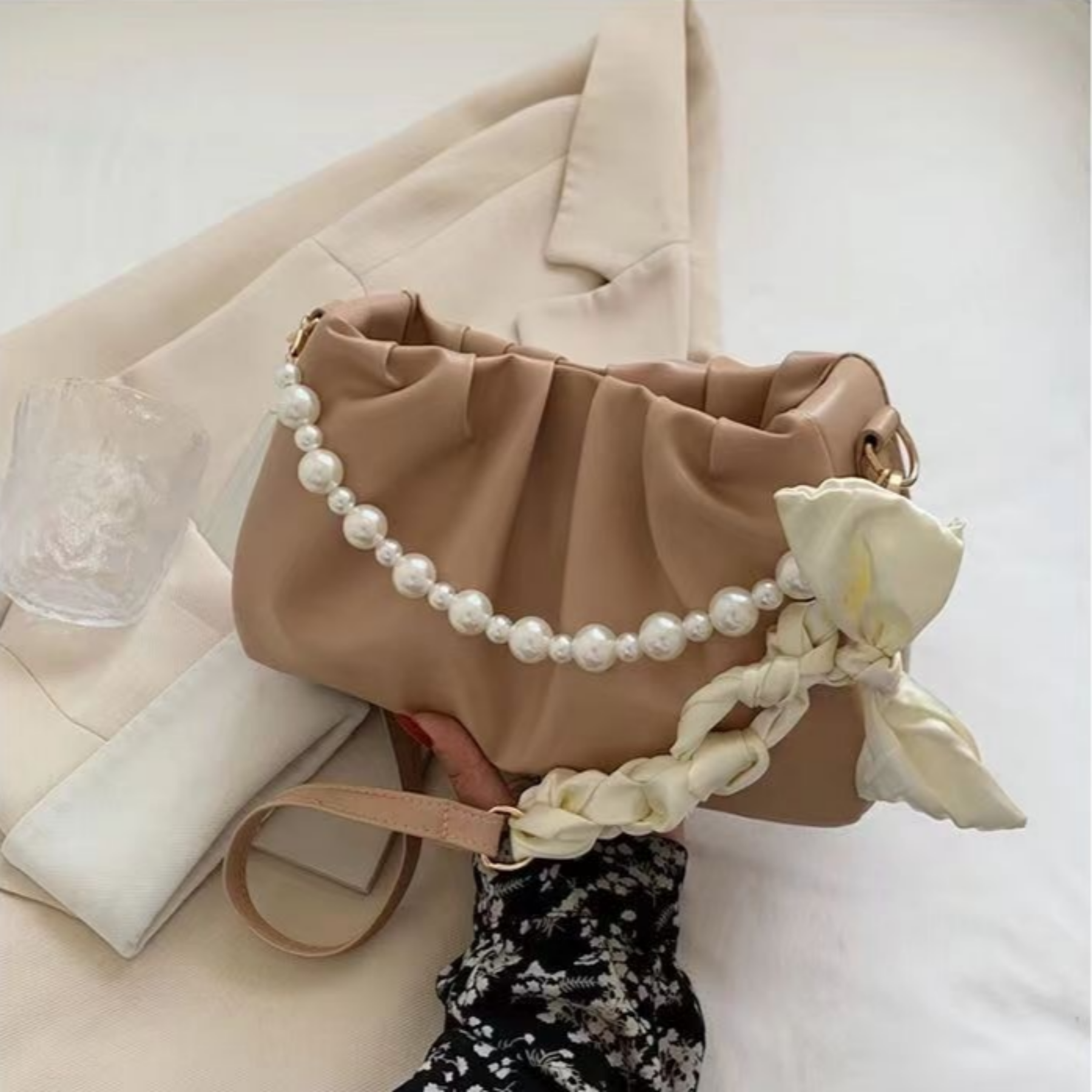 Perlen-Schultertasche für Damen ⎜ Elegante Handtasche mit Rüschen und luxuriösem Satin-Tragegriff