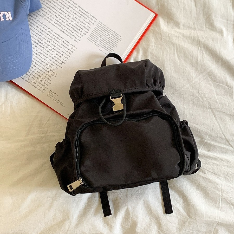 Damen Rucksack aus Nylon ⎜ Leichter Freizeitrucksack in kompakter Größe mit Seitentaschen für Alltag & Schule