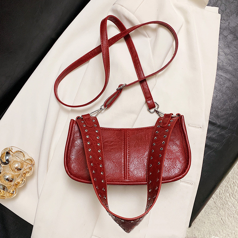 Schultertasche für Damen ⎜ Glänzende Halbmondtasche in Lederoptik mit Nietenriemen für vielseitige Alltagslooks