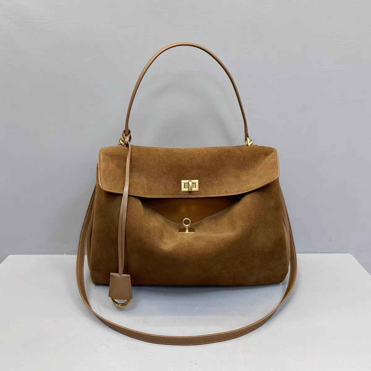 Handtasche für Damen ⎜ Große Schultertasche in Wildlederoptik mit Drehverschluss und Trageriemen für den Alltag