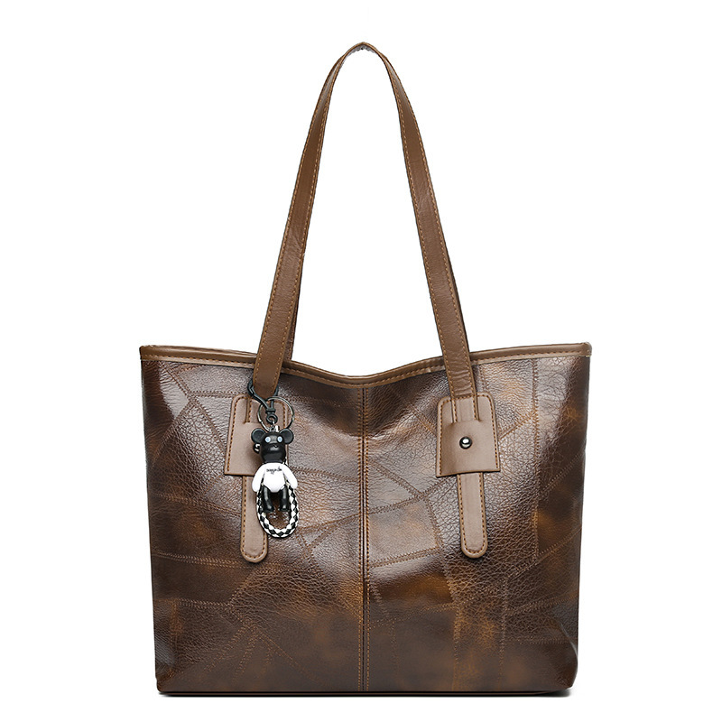 Shopper Tasche für Damen ⎜ Große Schultertasche aus Kunstleder mit Anhänger und viel Stauraum für Alltag und Büro
