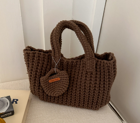 Handtasche für Damen ⎜ Handgemachte Stricktasche aus weichem Garn mit kurzem Henkel und charmantem Design