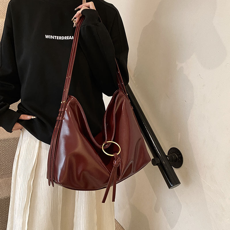 Damen Schultertasche aus Kunstleder ⎜ Große Hobo Bag mit Ringdetail für Alltag und Freizeit