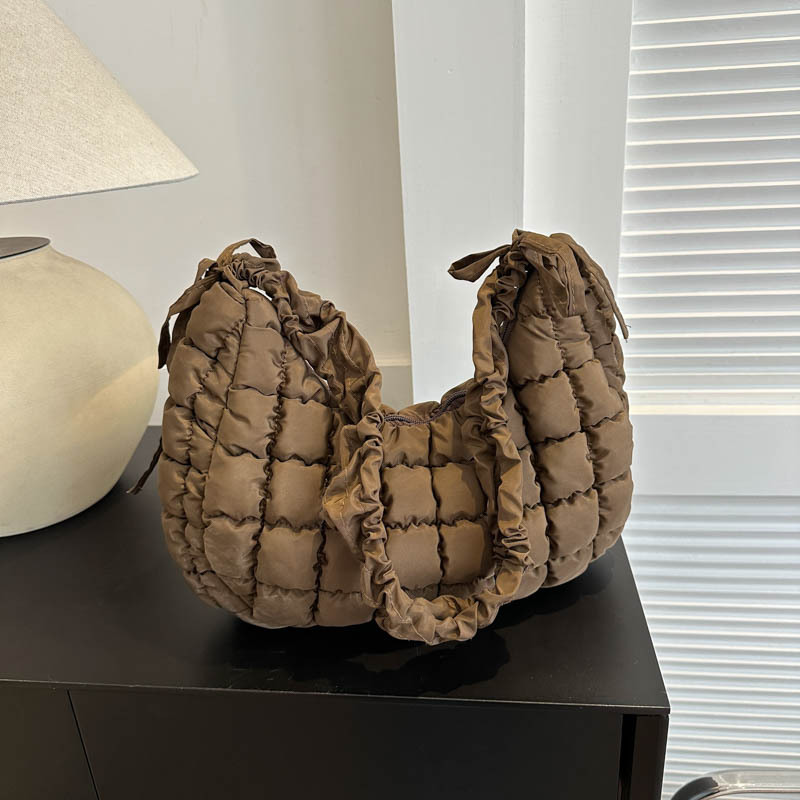Quilted Schultertasche für Damen ⎜ Modische Henkeltasche mit verstellbarem Tragegurt und raffiniertem Design