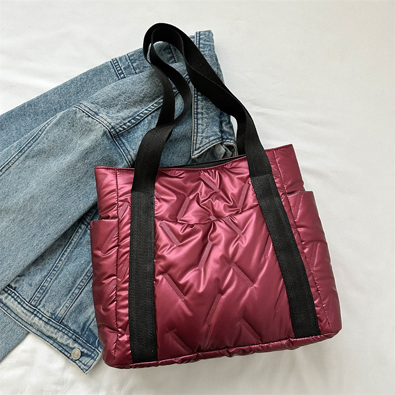 Schultertasche für Damen ⎜ Gepolsterte Wintertasche mit Seitentaschen und breiten Tragegriffen für den Alltag