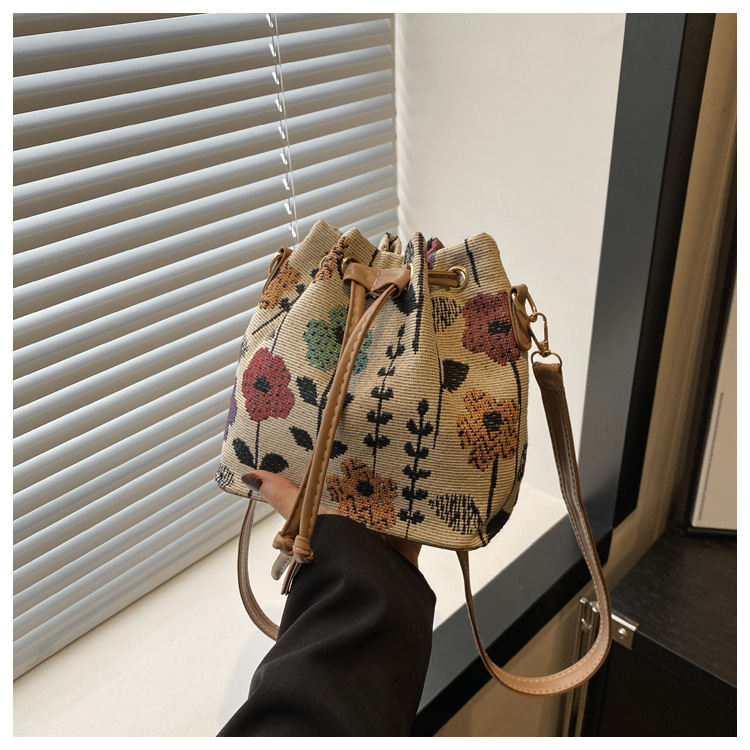 Umhängetasche im Retro-Stil ⎜ Praktische Beuteltasche mit trendigem Muster und verstellbarem Schultergurt