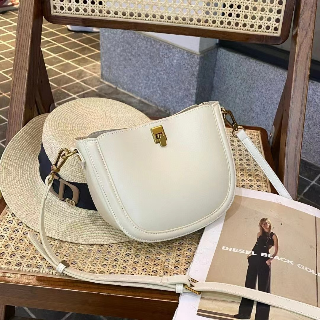 Damen Umhängetasche aus Leder ⎜ Schlichte Schultertasche mit Verstellbarem Riemen und Kompaktem Design