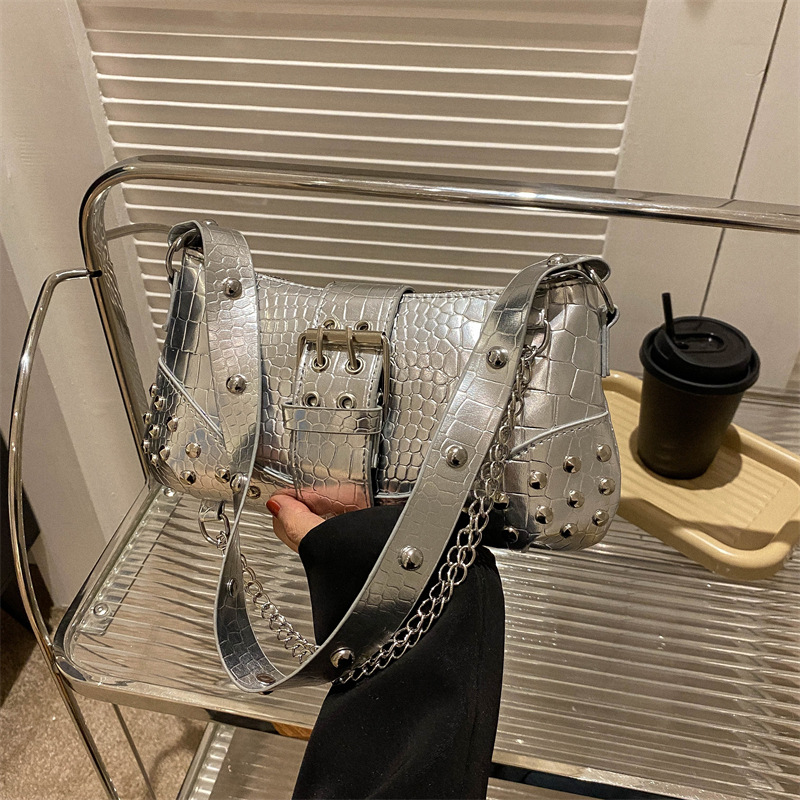 Modische Damen Schultertasche ⎜ Robuste Umhängetasche mit Kroko-Prägung, Nieten und Kettenriemen