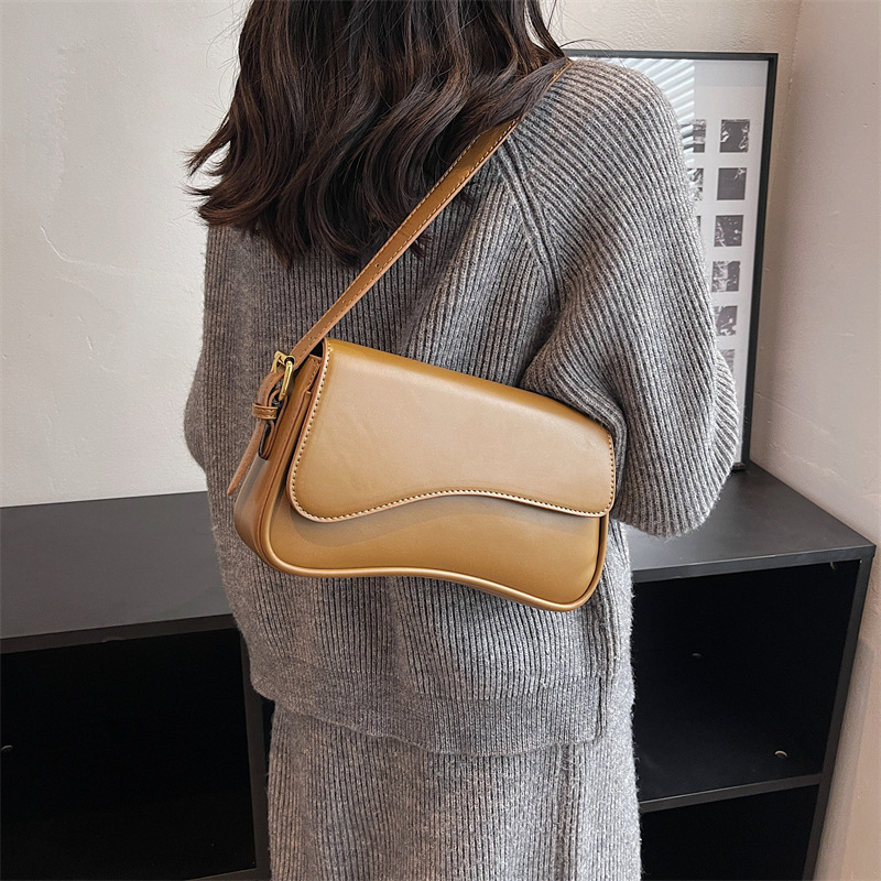 Umhängetasche für Damen ⎜ Schlichte Kunstledertasche mit Magnetverschluss und verstellbarem Riemen