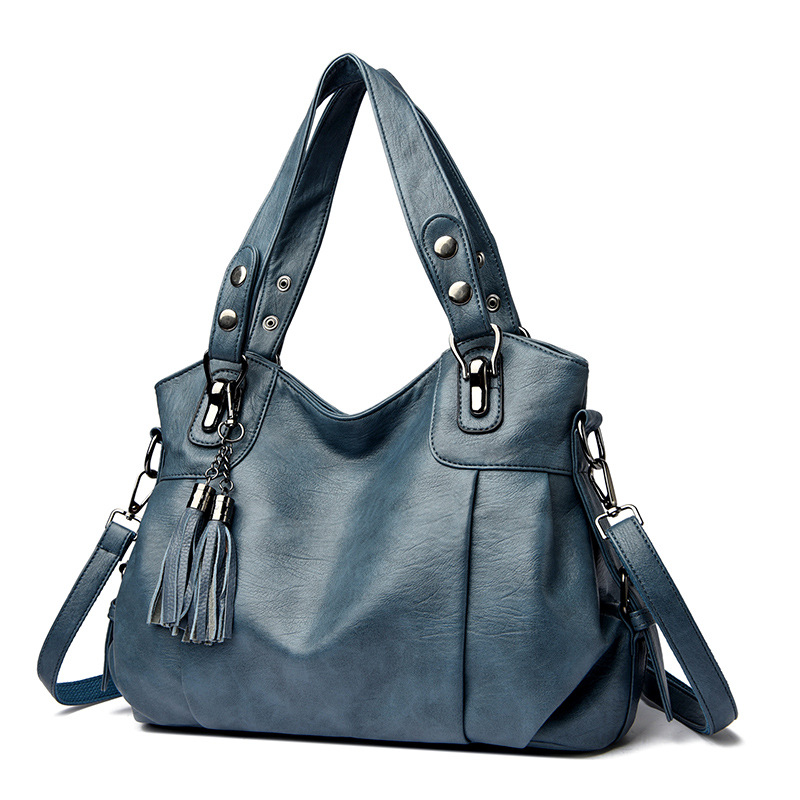 Handtasche für Damen ⎜ Weiche Schultertasche in Lederoptik mit Quastenanhänger und viel Stauraum