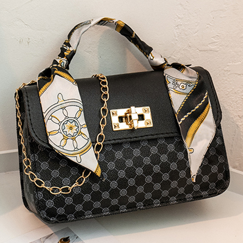Schultertasche für Damen mit Kettengurt ⎜ Modische Handtasche mit Seidenschal-Detail für Freizeit und Stadtbummel