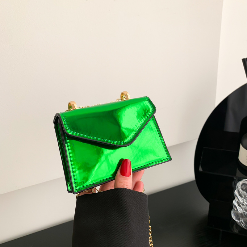 Mini Tasche für Damen ⎜ Glänzende Umhängetasche mit Kette für Lippenstift und Kleinigkeiten