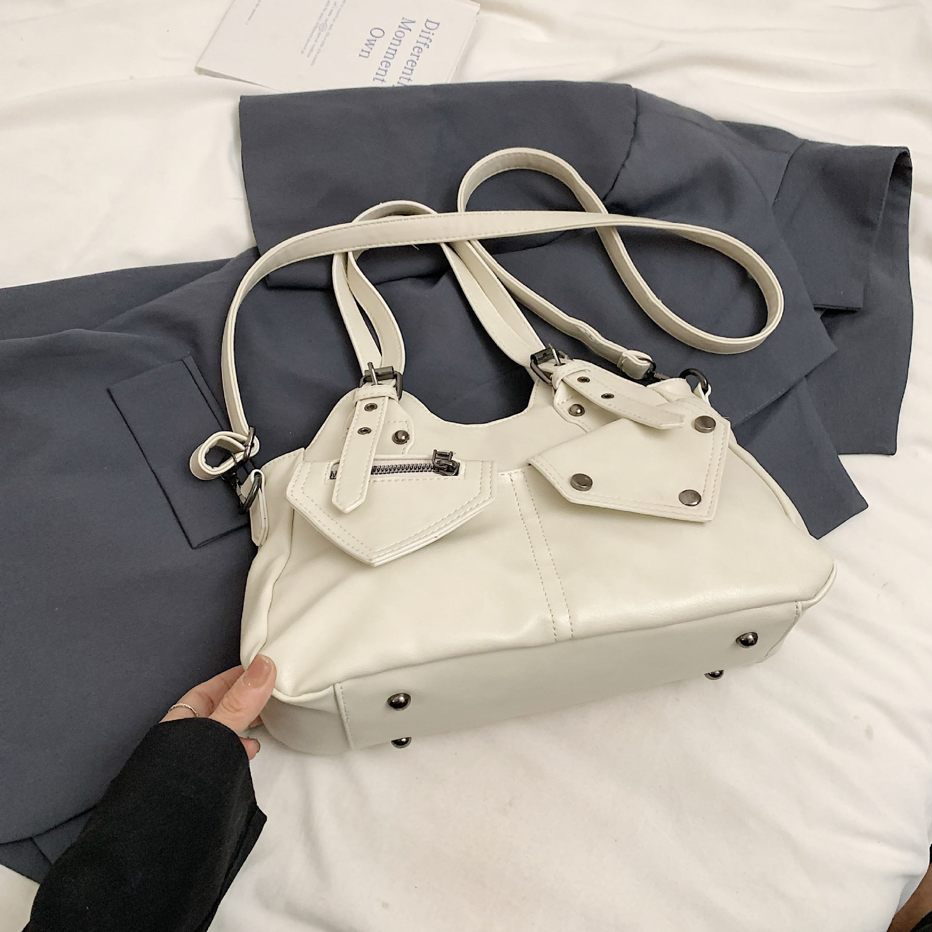 Schultertasche für Damen ⎜ Geräumige Handtasche im Retro-Stil mit aufgesetzten Fächern für den Alltag