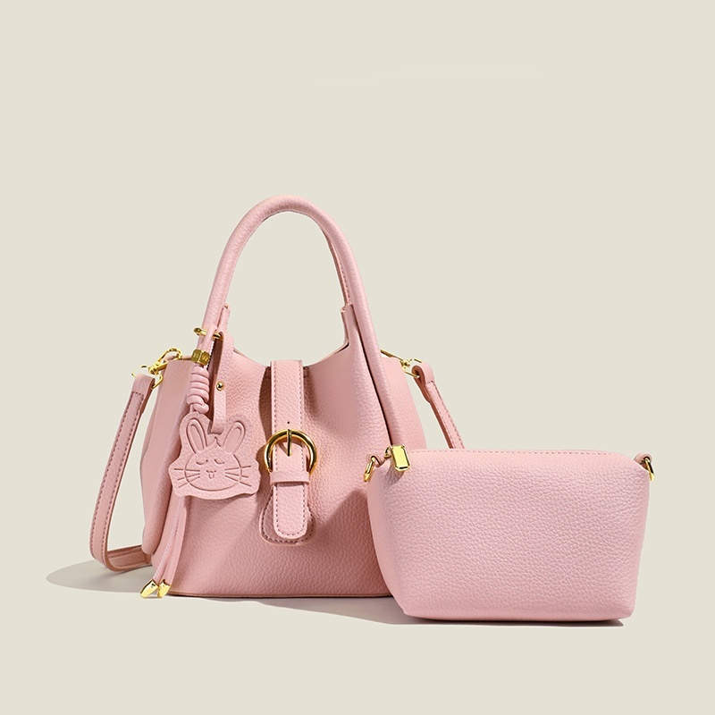 Handtasche mit Kaninchen-Anhänger ⎜ Stylische Umhängetasche mit Praktischer Tasche und Goldenen Details