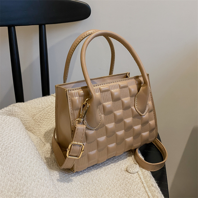 Kleine Umhängetasche für Damen ⎜ Elegante Retro-Tasche im modernen Korbmuster aus Kunstleder