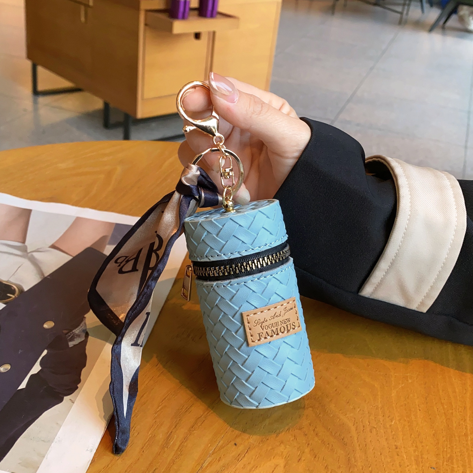 Mini Kosmetiktasche mit Anhänger ⎜ Stilvolle Zylindertasche für Münzen, Lippenstift und Kleinigkeiten unterwegs