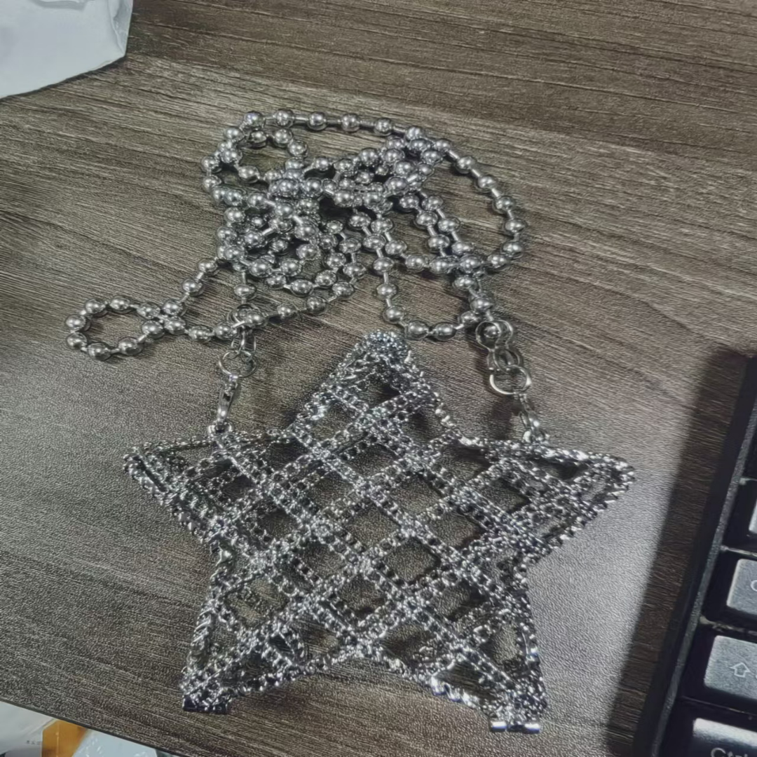Mini Umhängetasche in Sternform ⎜ Glänzendes Metalltäschchen für Kleingeld oder Lippenstift mit Kettenriemen