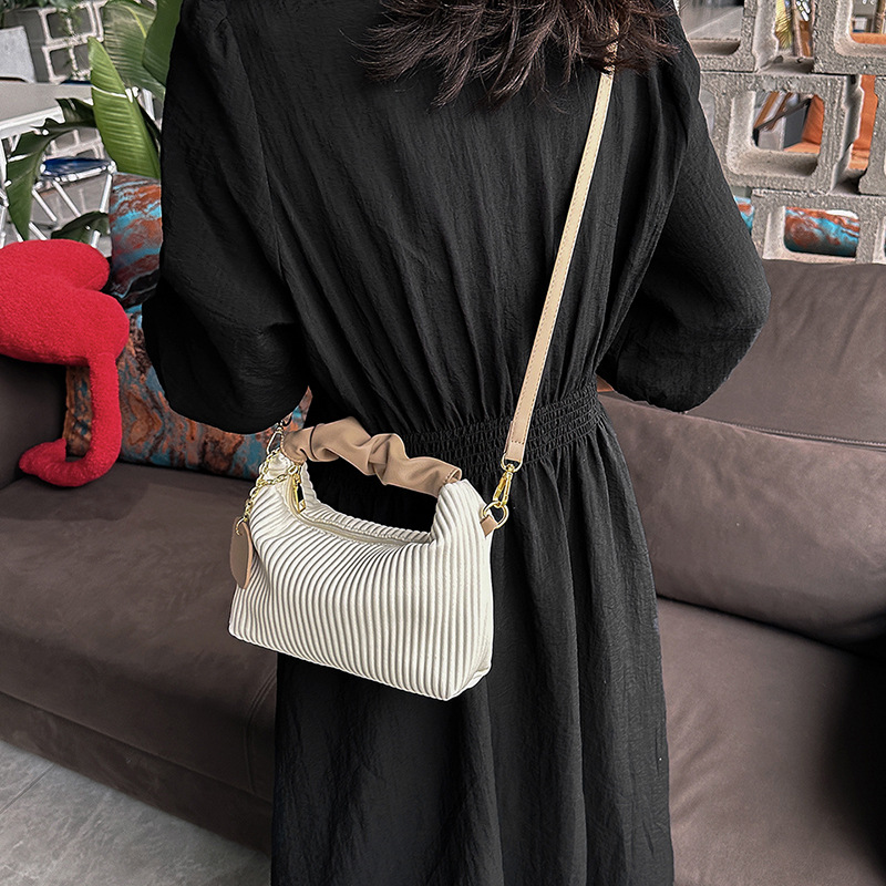 Umhängetasche für Damen ⎜ Kleine gesteppte Handtasche mit Rüschengriff und modernem Design