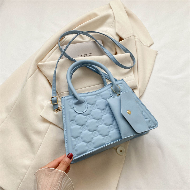 Kleine Umhängetasche für Damen ⎜ Modische Handtasche im quadratischen Design mit praktischer Vorder-Tasche
