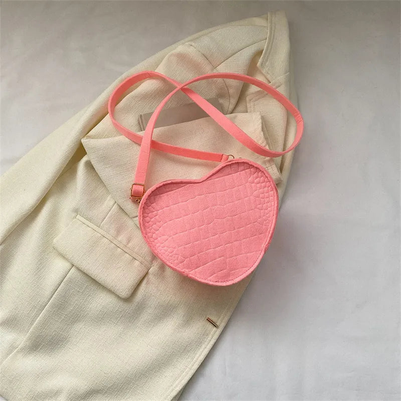 Umhängetasche für Damen ⎜ Gepolsterte Schultertasche in Herzform mit Reißverschluss für Alltag und Freizeit