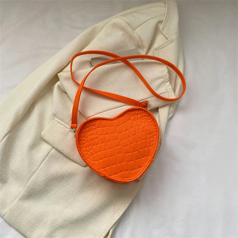 Umhängetasche für Damen ⎜ Gepolsterte Schultertasche in Herzform mit Reißverschluss für Alltag und Freizeit