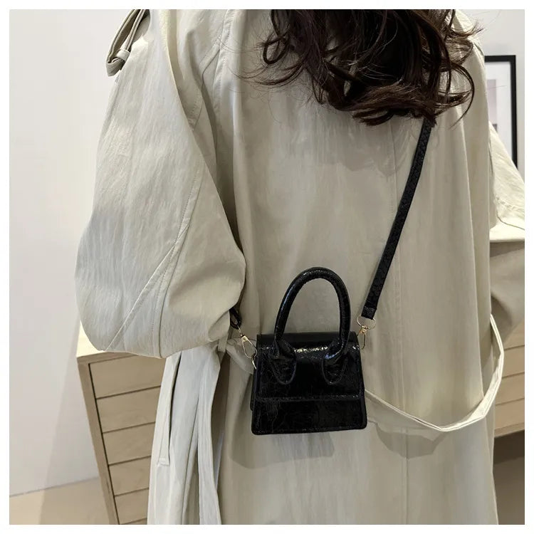 Kleine Umhängetasche für Damen ⎜ Goldene Handtasche mit trendigem Design und abnehmbarem Schultergurt
