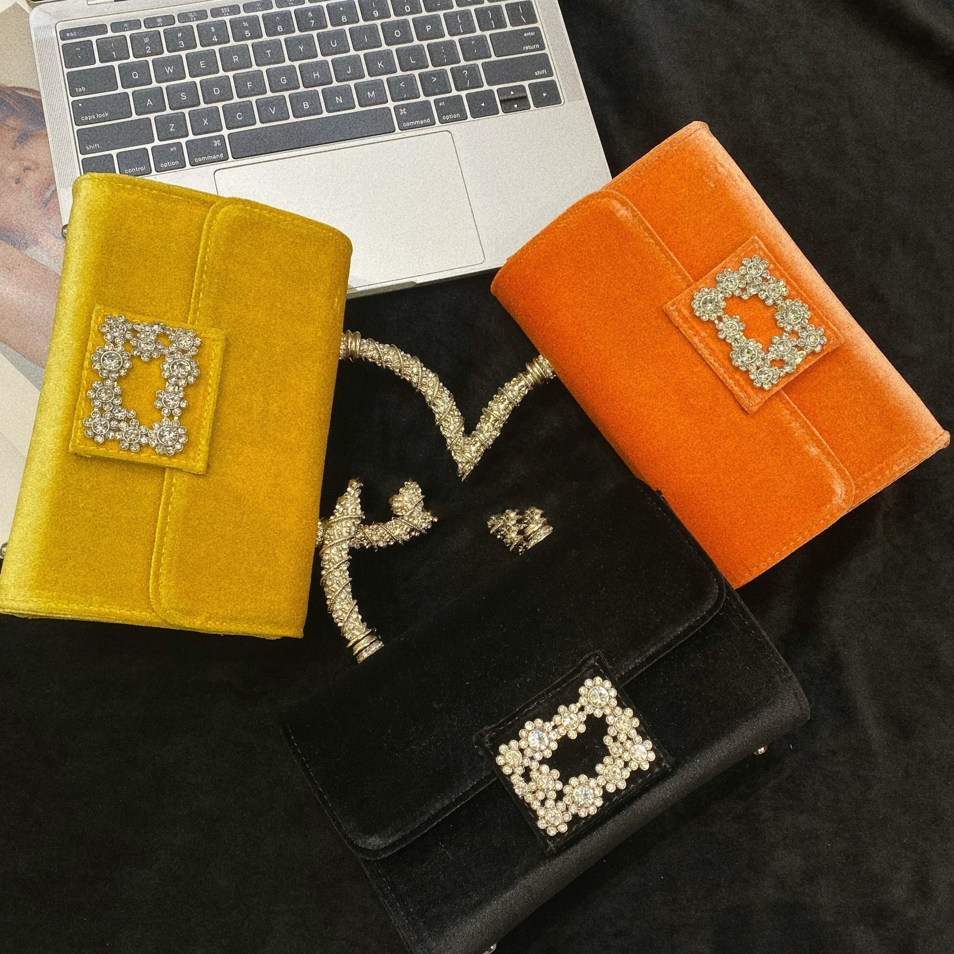 Clutch Tasche für Damen ⎜ Elegante Samttasche mit Strass für Abend, Party und besondere Anlässe