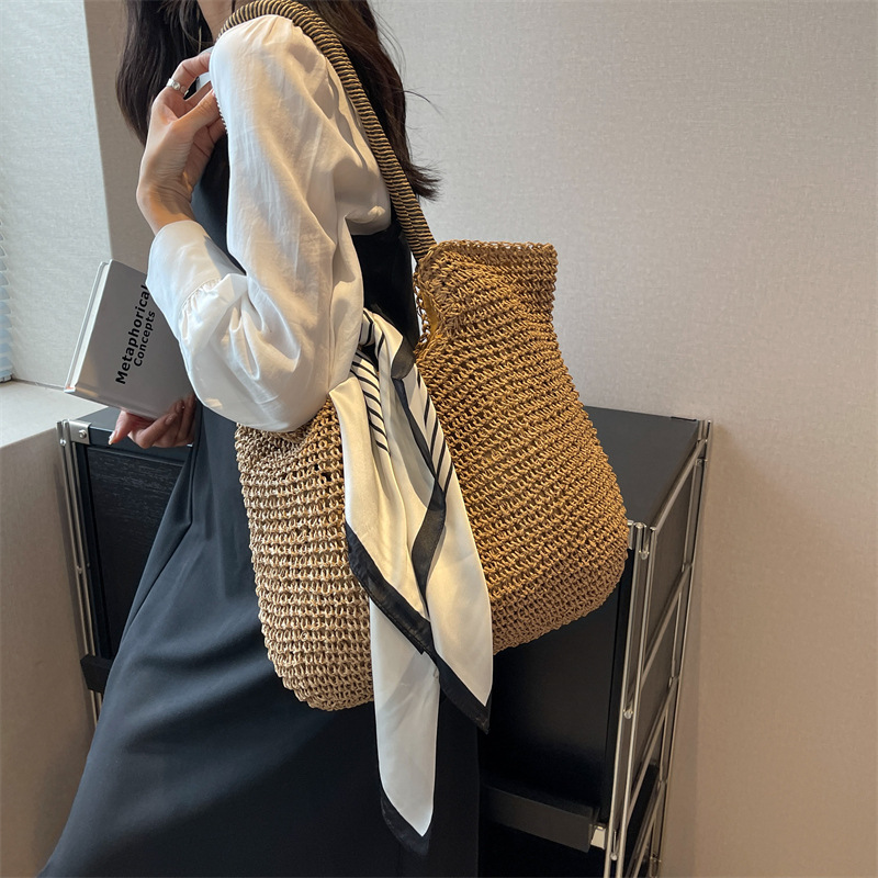 Strandtasche für Damen aus Strohgeflecht ⎜ Geräumige Schultertasche mit Tuch für Urlaub, Shopping und Sommerlooks