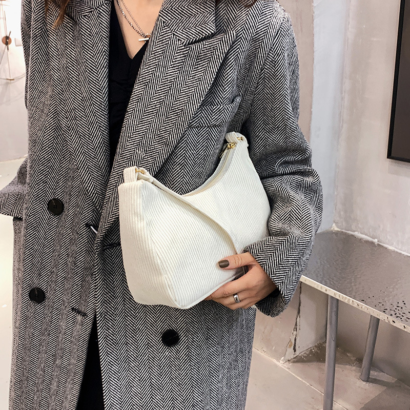 Damen Schultertasche ⎜ Trendige Handtasche aus Cord für Alltag und lässige Outfits
