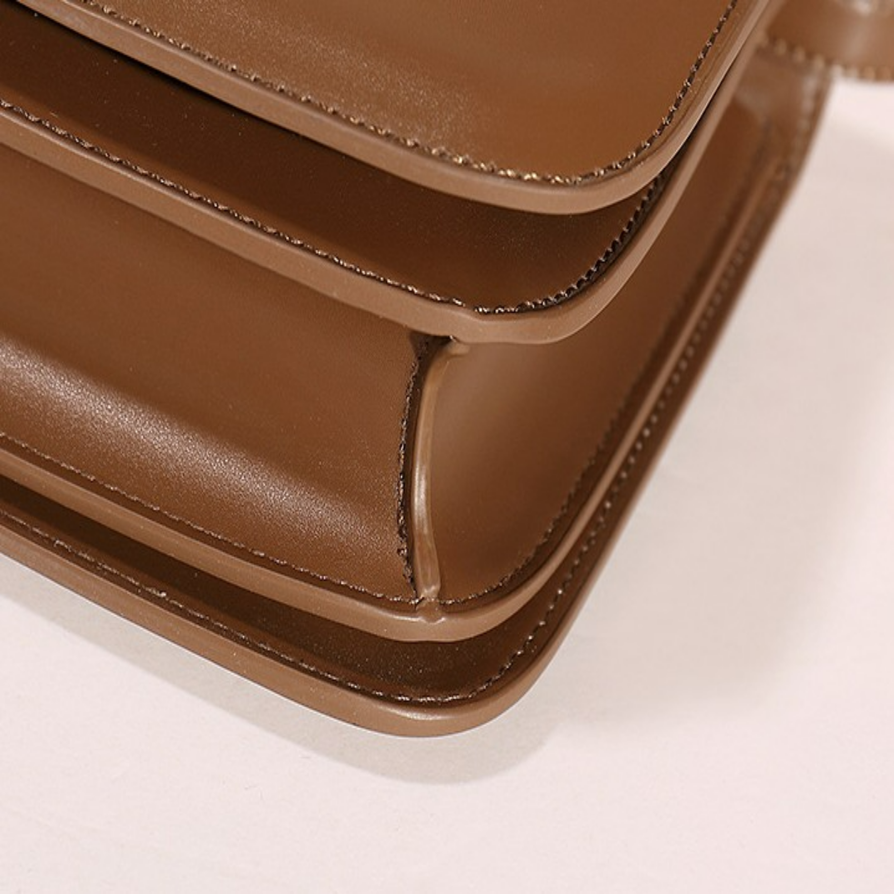 Retro Umhängetasche für Damen ⎜ Elegantes Design aus Leder mit goldener Schnalle und verstellbarem Träger