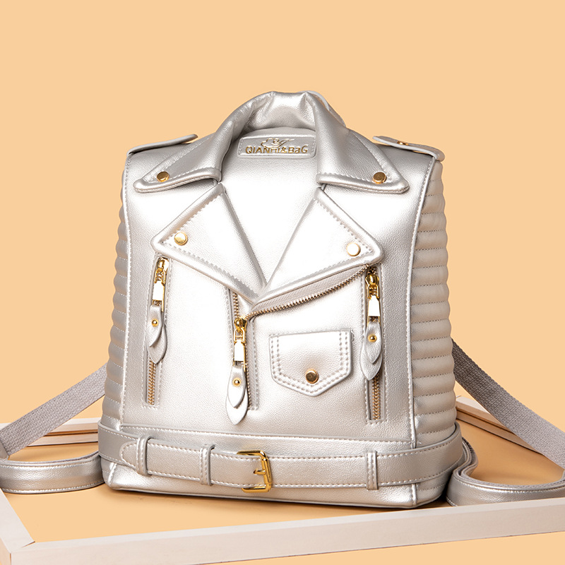 Leder Rucksack im Bikerjacken-Look ⎜ Modisches Design mit praktischen Taschen und goldenen Details