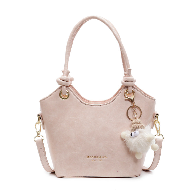 Damen Umhängetasche ⎜ Kompakte PU-Schultertasche mit Reißverschluss und süßem Anhänger für den Alltag