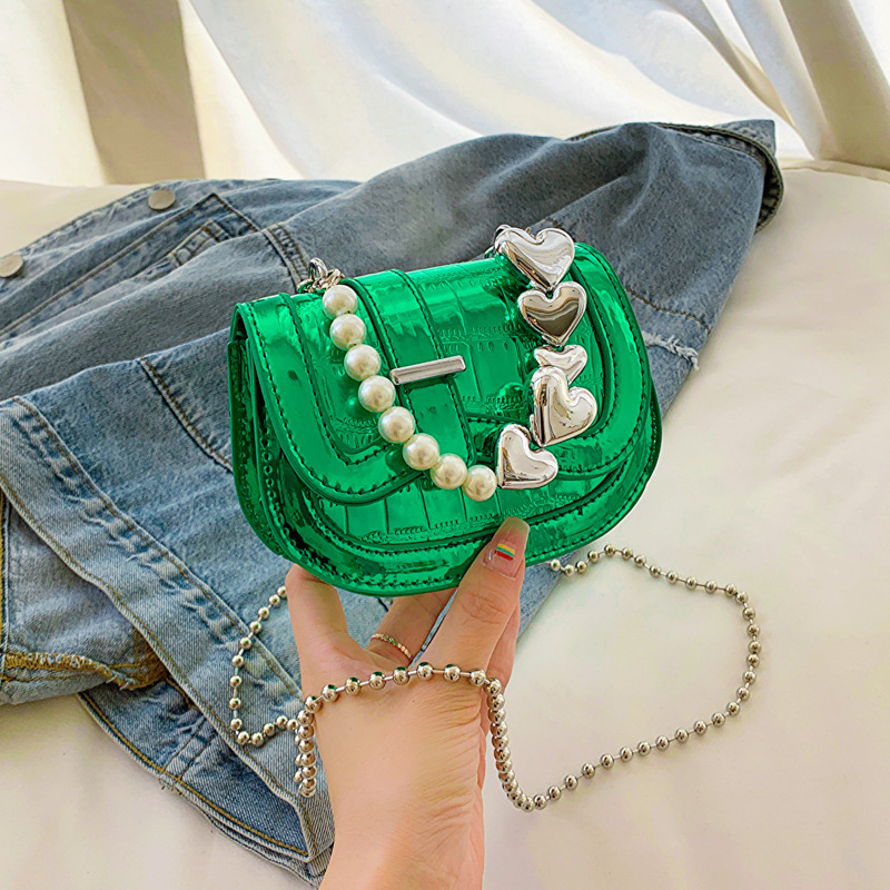 Mini Umhängetasche für Damen ⎜ Modische Satteltasche mit Perlenkette für Party und Streetstyle-Looks