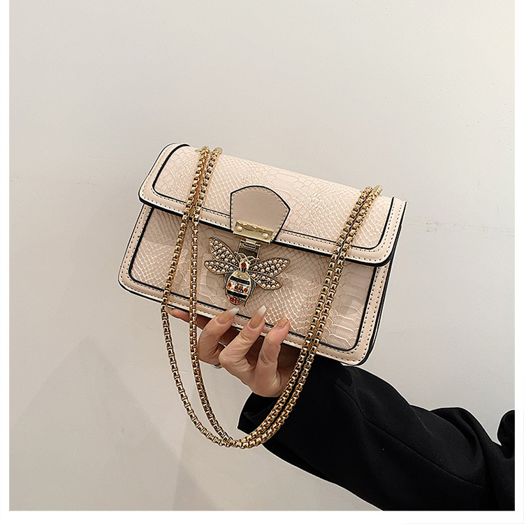 Modische Schultertasche für Damen ⎜ Trendiges Design mit glänzendem Kettenhenkel und auffälligem Verschluss