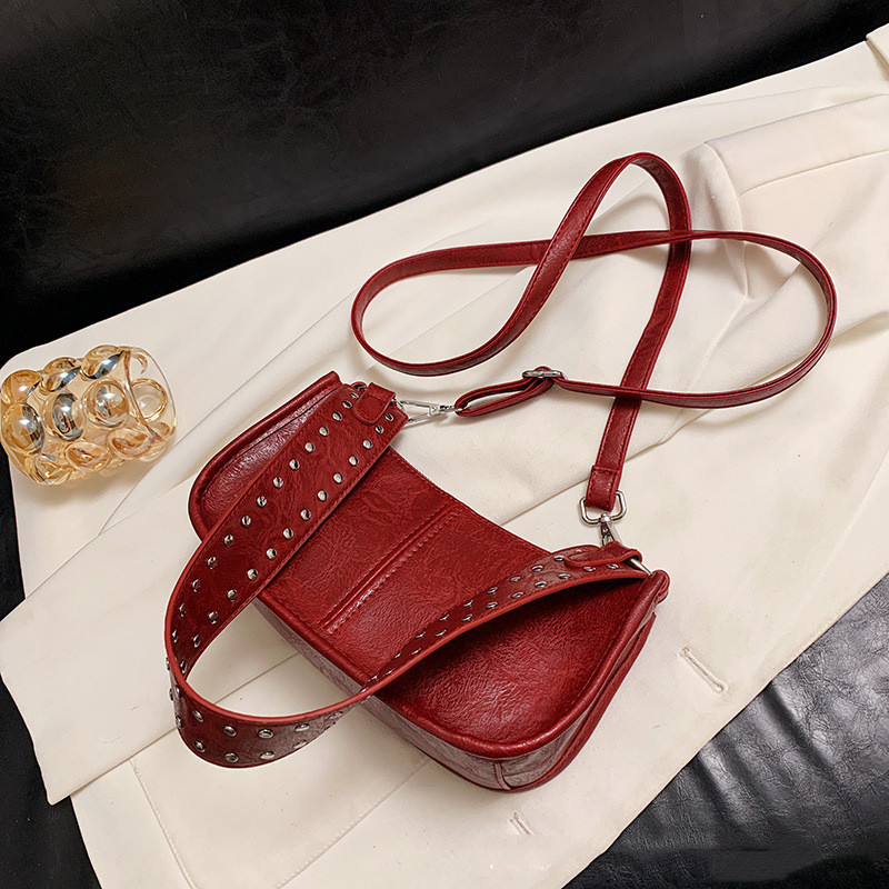 Schultertasche für Damen ⎜ Glänzende Halbmondtasche in Lederoptik mit Nietenriemen für vielseitige Alltagslooks