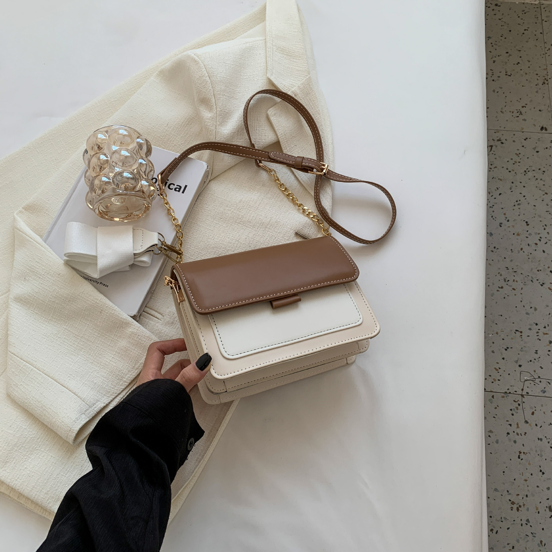 Damen Umhängetasche mit Kette ⎜ Kleine elegante Schultertasche für Alltag und Büro